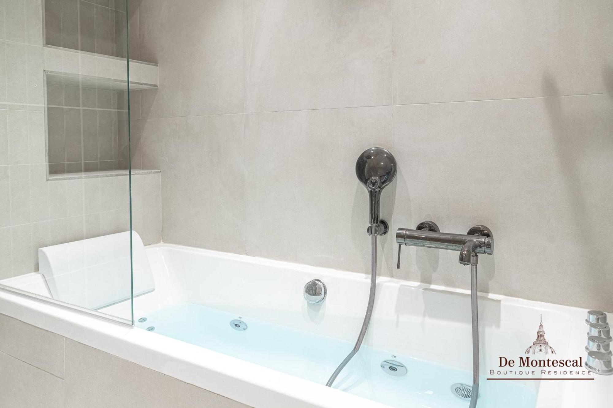 De Montescal - Hot Tub And Ac Cosy Apartment A Prime Location 40M2 Paris Exterior photo